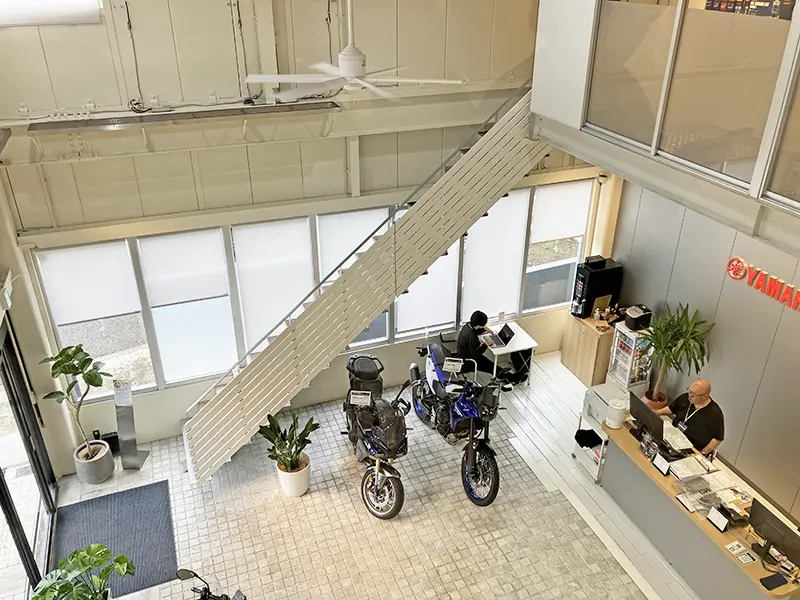 高い天井と広々としたショールーム内観