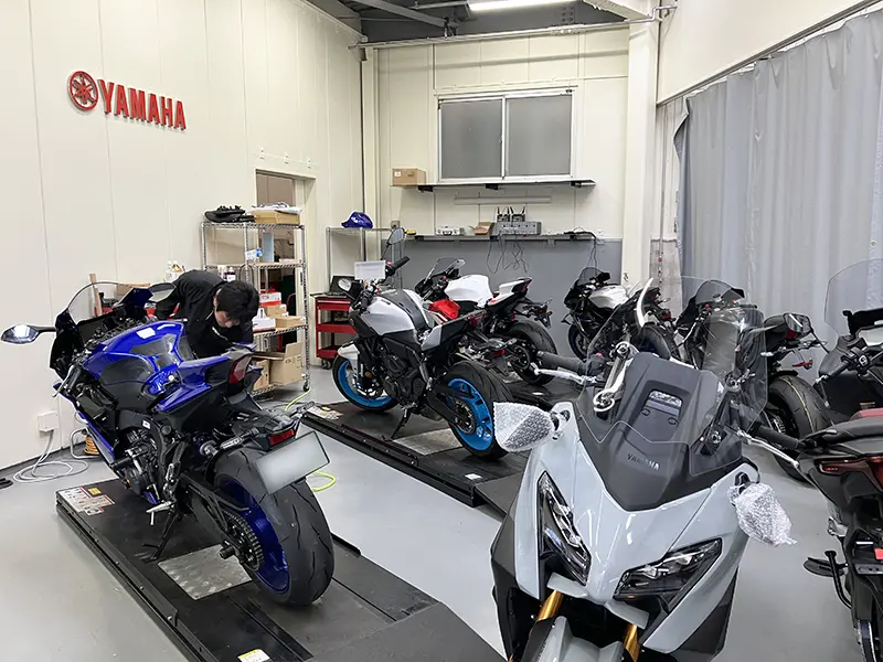 元・自動車整備工場の空間を活かしたメンテナンススペース