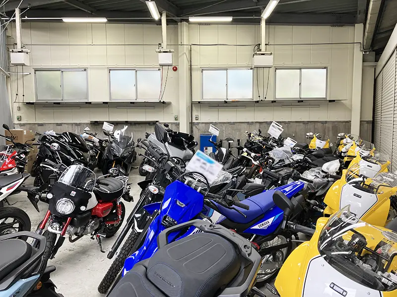 多数の大型バイクを保管するための十分な屋内スペース