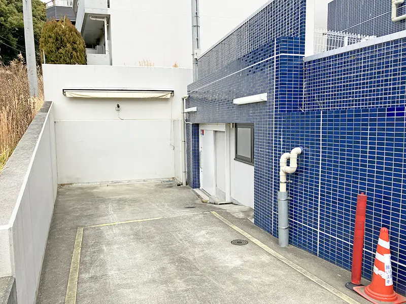 建物の1階部分に設けられた、搬入口と直結する広々とした資材置き場・バックヤード