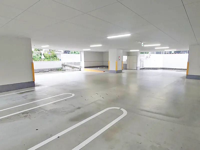 複数台の車両が駐車可能な、広々とした屋根付きの専用駐車スペース